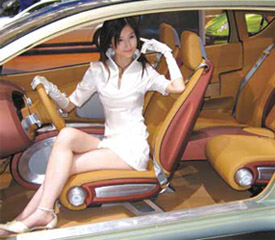 危險習(xí)慣:穿高跟鞋開車