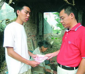 百麗鞋業(yè)”援助貧困大學生