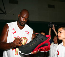 奧尼爾觀看青少年籃球賽 如此碩大的籃球鞋