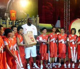 大鯊魚奧尼爾勵志殘疾少年 贈鞋感動成都