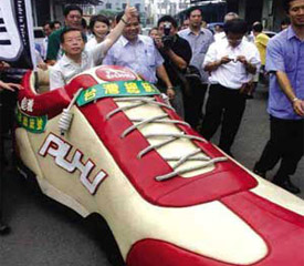 謝長廷坐“鞋子”車大贊臺灣鞋品最棒