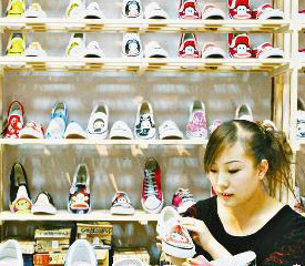 手繪鞋受到許多時(shí)尚青年的青睞