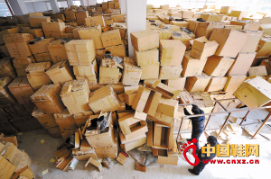 福建省公安廳和莆田市公安局查獲一個特大網絡銷售假冒注冊商標產品窩點,查獲假冒“UGG”注冊商標雪地靴21萬余雙。