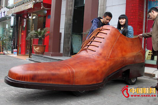 3米長“鞋車”亮相重慶街頭