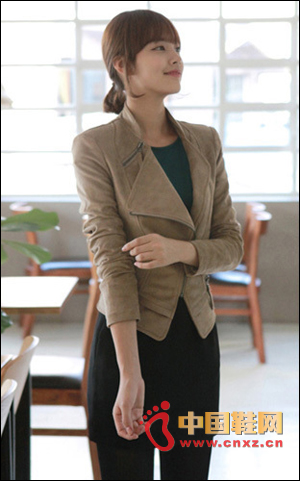 優(yōu)雅的黑色連衣裙搭配做舊的復(fù)古機(jī)車服