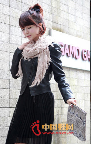 簡(jiǎn)單的一件夾克連穿,就有了不同風(fēng)格的碰撞