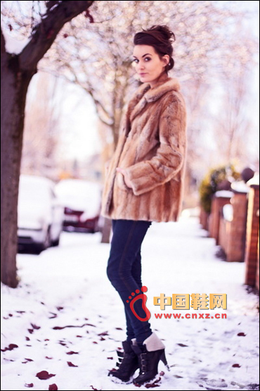 一件華麗的皮草外套不僅能保溫更能彰顯非凡的時(shí)尚氣質(zhì)