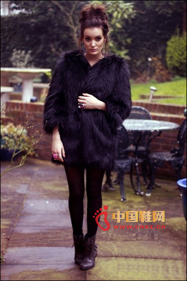 黑色的皮草大衣,華麗卻透著一股龐克的味道