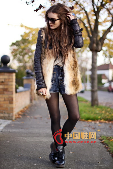 皮草背心同樣可以與機(jī)車夾克相搭配