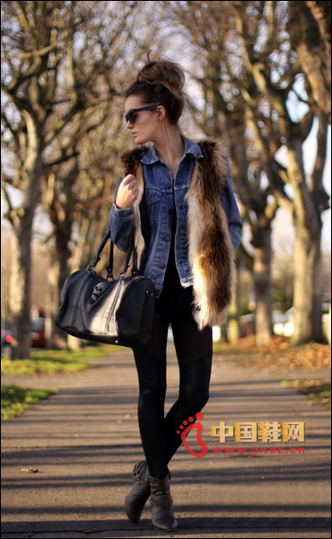 皮草背心搭配牛仔襯衫,依然有著不同的風(fēng)格效應(yīng)