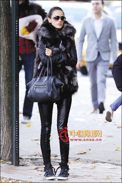 奢華的皮草馬甲搭配黑色拼接皮褲和休閑鞋