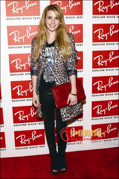 黑色皮褲外搭配豹紋風(fēng)衣