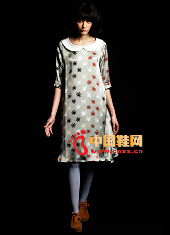 久違的圓領裙裝