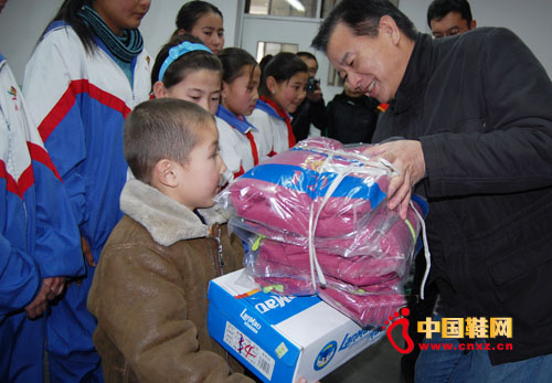 新疆慈善組織為貧困生送去新年禮物