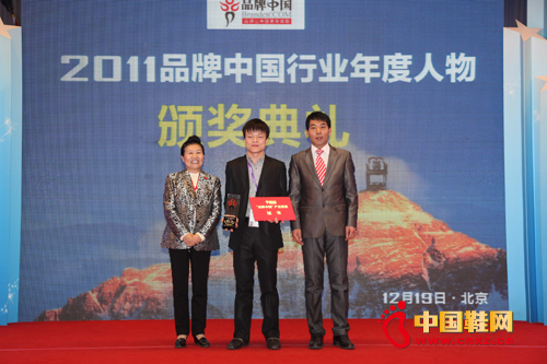 2011品牌中國行業年度人物頒獎典禮上 匹克公關部總監劉翔和與會嘉賓合影