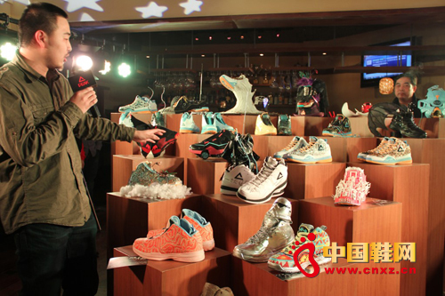 匹克北京設計研發中心產品規劃部經理蔡魁介紹涂鴉球鞋創意靈感