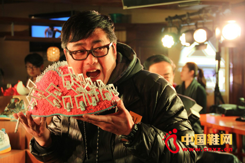 現場嘉賓“品嘗”巴蒂爾六代涂鴉蛋糕版球鞋