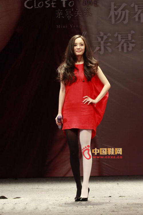 楊冪黑白紅的鞋服搭配笑稱是“撲克牌”造型