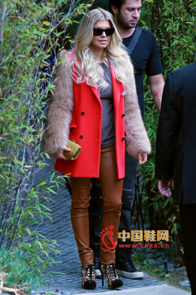 菲姬這款MSGM外套在袖子處拼接了皮草