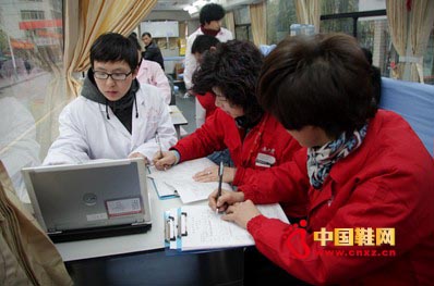 捋袖顯真情,獻血迎龍年(3)