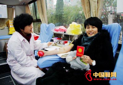 捋袖顯真情,獻血迎龍年(2)