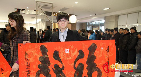 一個(gè)消費(fèi)者獲得了“康熙第一福”