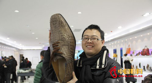 半米長(zhǎng)的大皮鞋吸引了消費(fèi)者來(lái)合影