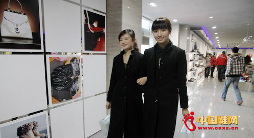 兩位時(shí)尚的消費(fèi)者滿(mǎn)載而歸