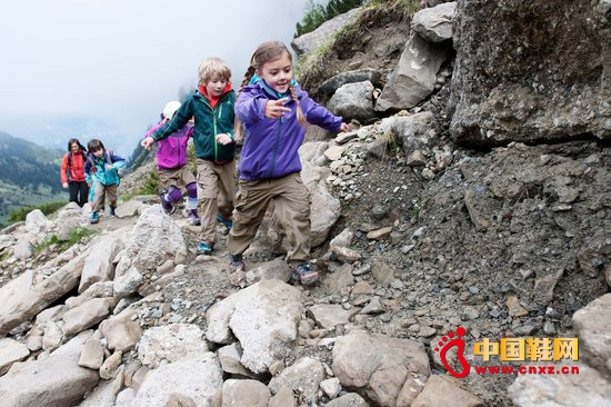 阿迪達斯2012兒童戶外鞋服新品(1)