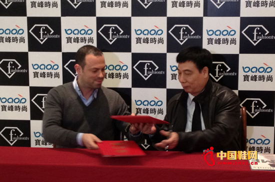 寶峰行政總裁兼執(zhí)行董事陳慶偉先生與FTV代表進(jìn)行簽約儀式
