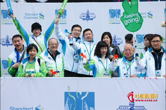 特步(總裁丁水波、首席財務官何睿博與香港業余田徑總會領導共同為半程馬拉松二組鳴槍開賽