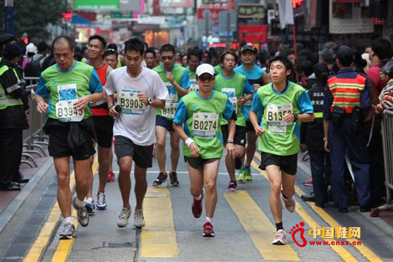 2012香港馬拉松賽參賽選手奮勇向前