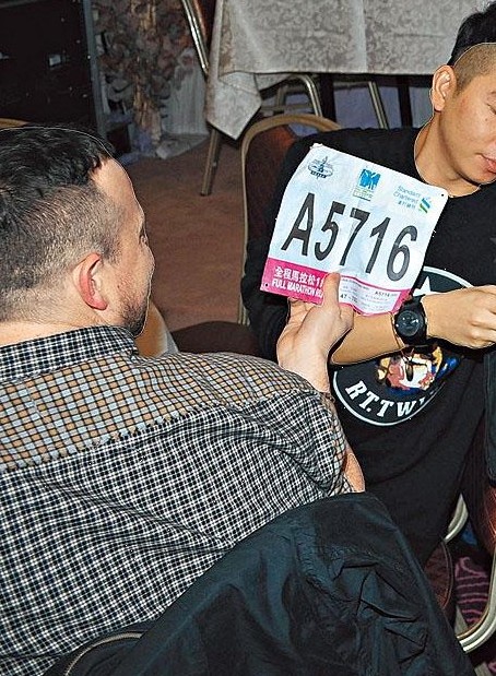 陳冠希熱身的時候,原本屬于他的5716號碼布,由胞姐男友拿著。