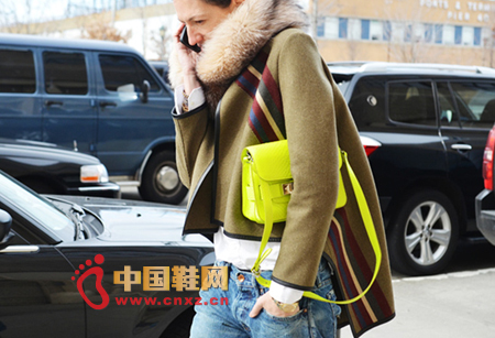 小號(hào)的熒光色皮革挎包作為點(diǎn)亮全身造型的必備道具之外