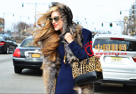 豹紋拎包與皮草背心的搭配狂野至極,風(fēng)格獨(dú)特、氣場(chǎng)十足
