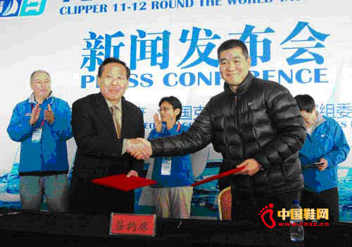 青島市人民政府副市長、市重大節慶活動組委會副主席王修林與雙星名人體育用品有限公司總經理于群力簽約