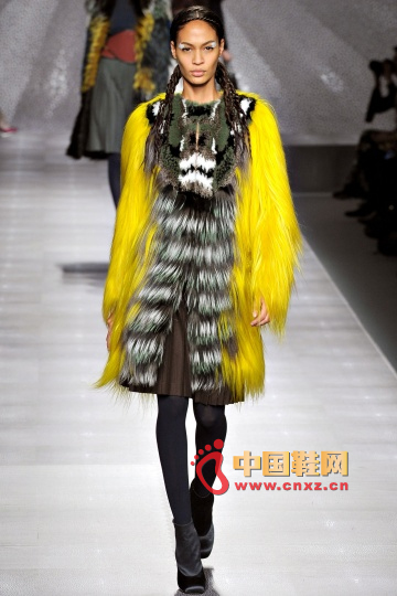 黃色皮草外套