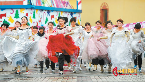 長沙世界之窗公園舉行高跟鞋婚紗賽跑