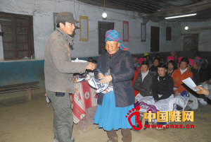 王霖到山區送鞋。