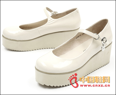 漆牛皮厚底松糕跟單鞋