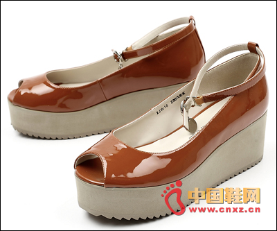 漆牛皮松糕跟魚嘴單鞋