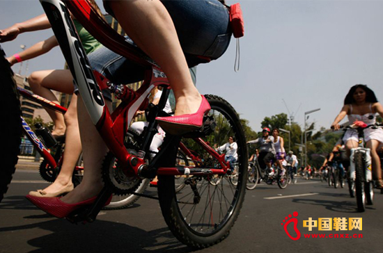 墨西哥舉行高跟鞋自行車賽迎接三八節(1)