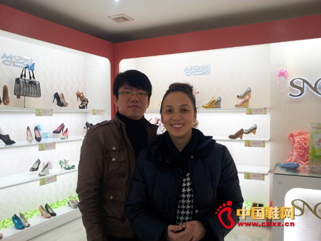 李哲龍(이철용)先生與杜小姐親切合影