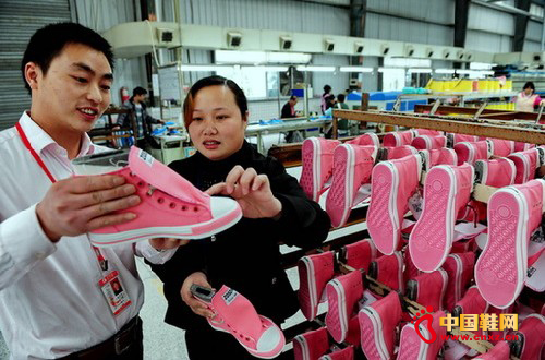 遠宏(福建)實業有限公司技術人員在檢查產品質量