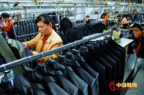 福建柒牌集團有限公司工人在檢查產品質量