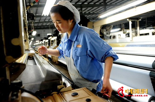 向興(中國)集團有限公司工人在生產面料