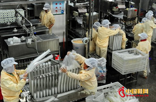 蠟筆小新(福建)食品工業有限公司工人在生產食品