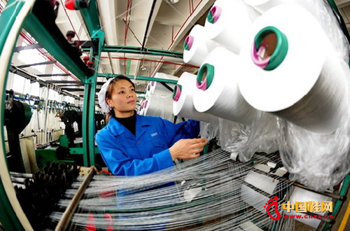 福建潯興拉鏈科技股分有限公司工人在生產線上操作