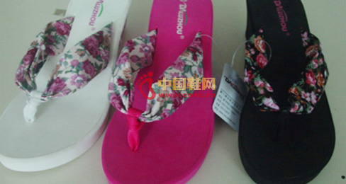 捷足時(shí)尚拖鞋(3)