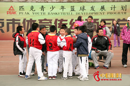 小球員專注聽教練指導(dǎo)